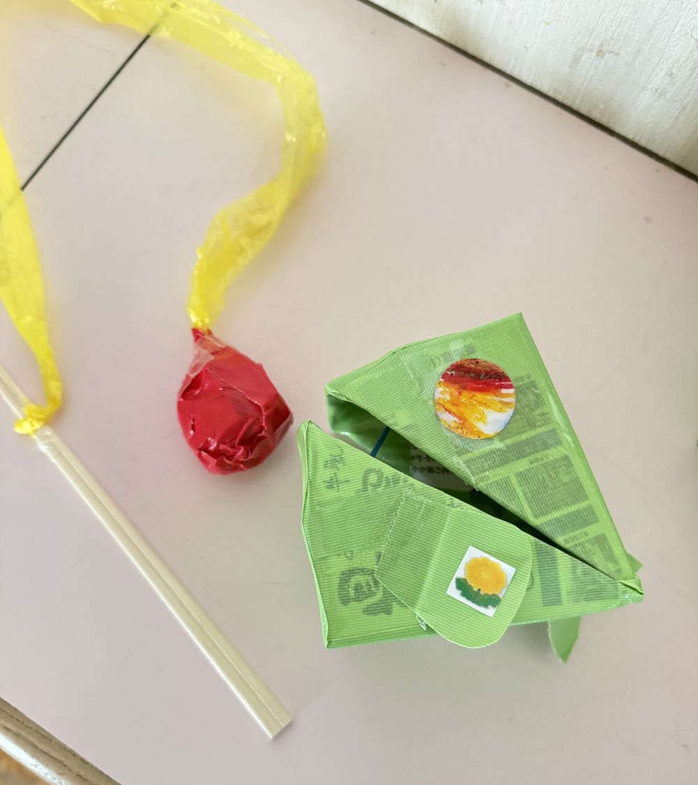 2歳児
｢ぱっくん おさかな｣

牛乳パックで作ったお魚の、
口をパカっと開けて、
釣竿についたエサ(ボール)を食べさせると…

ぱくっ🐟と、くわえてくれます☺️