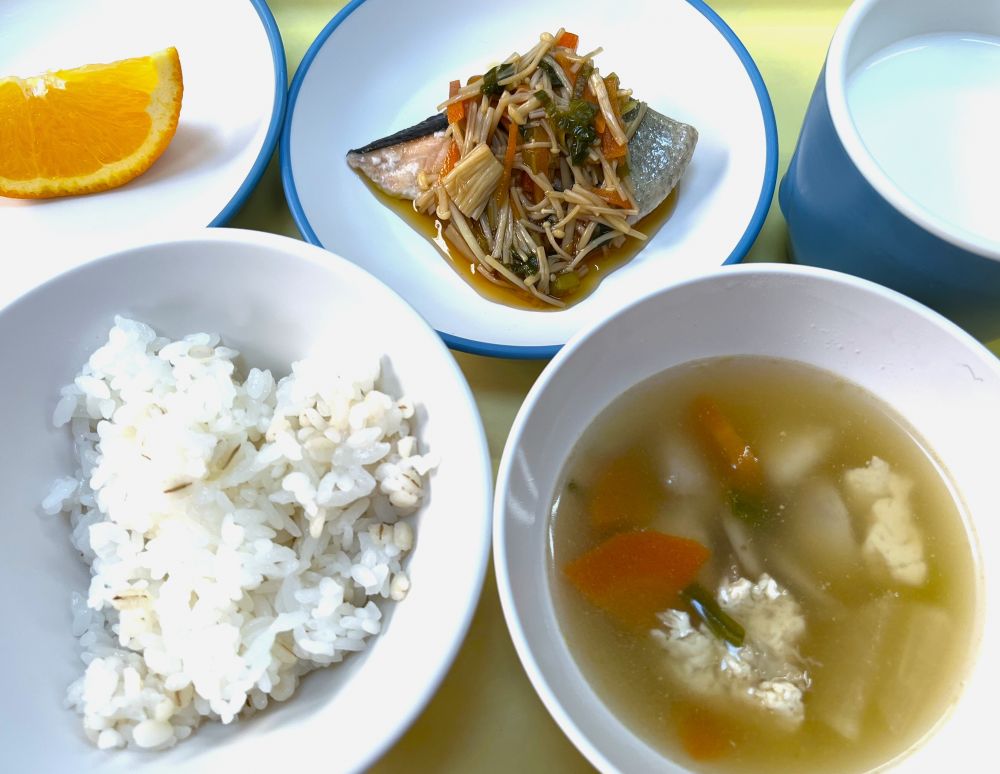 麦ご飯

鮭のポン酢蒸し

かみなり汁

オレンジ

牛乳