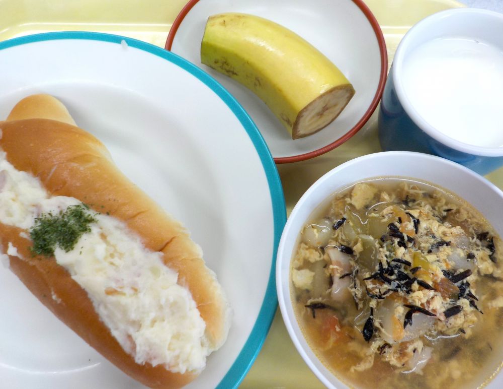 ジャーマンポテトパン

トマトとチンゲン菜のスープ

バナナ

牛乳