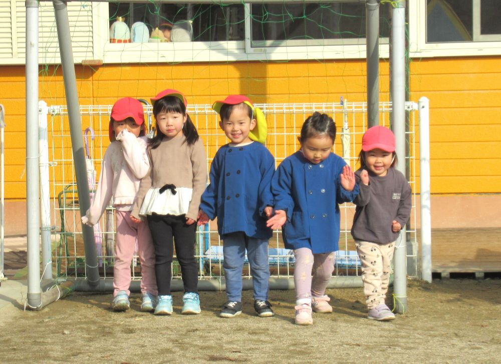 寒くても体を動かすとぽかぽか
体が温まるとみんなの笑顔もにっこり♡
今日も戸外遊びを楽しんでいます
時々見える暖かい日差しからは“春”を少し感じます
それだけで幸せな気持ちになりますね



『みんなで競争だ！！』
『いにちついて・・・よーいどん！！』
『走ったら暑いんだよね～』
元気いっぱい走ります
