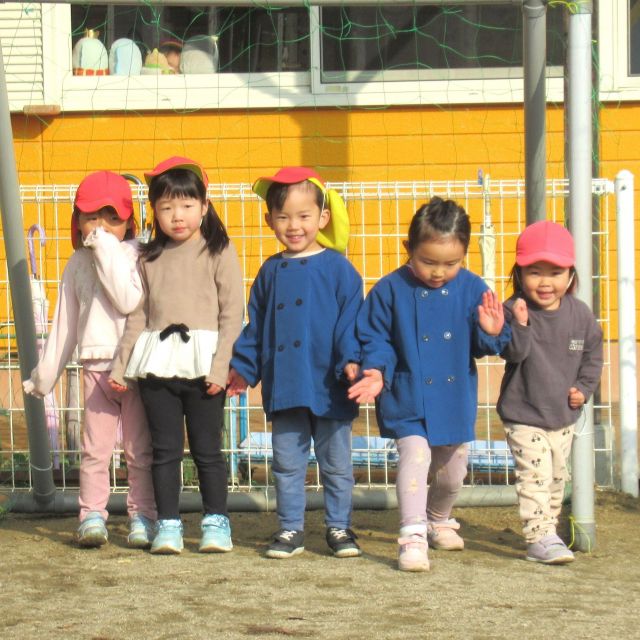 ＊　３歳児　戸外で元気いっぱい　＊