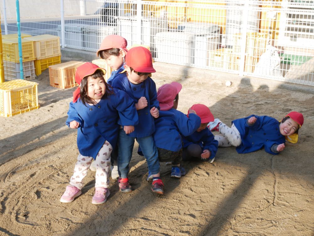 ♪おしくらまんじゅう　おされてなくな
　おしくらまんじゅう　ぎゅっぎゅっぎゅ～♪

みんなで体をくっつけると寒さなんてへっちゃらです♡