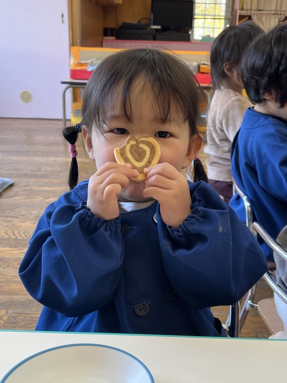 明日はバレンタインデーですね。

今日のおやつはいつものぐるぐるクッキーをちょっと可愛く
ハート形にしました。

「ハート！」と
喜んでくれた様子のみんな♡