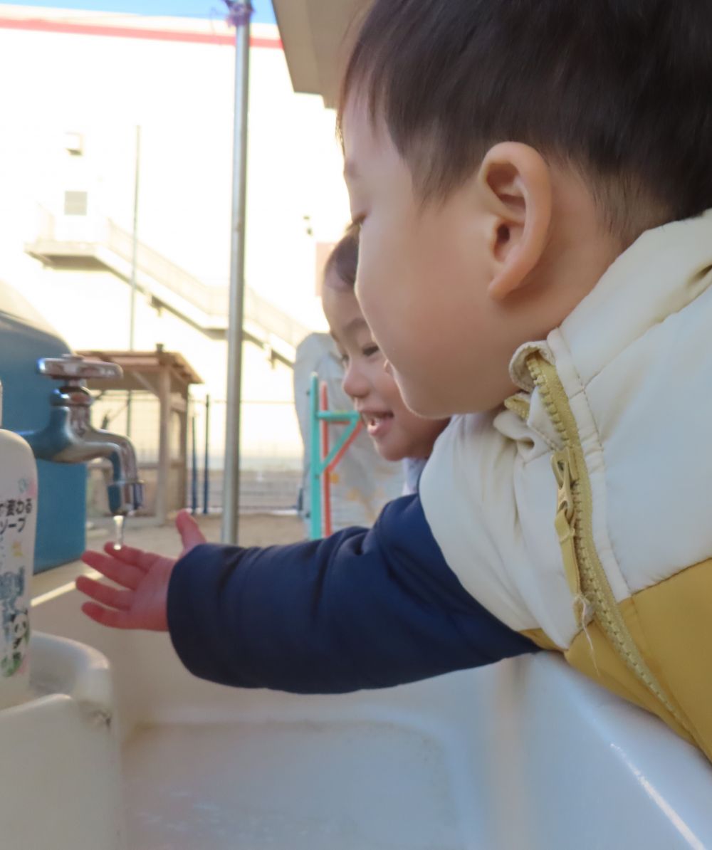 水道から”つらら”
寒い朝ならではの風景✨