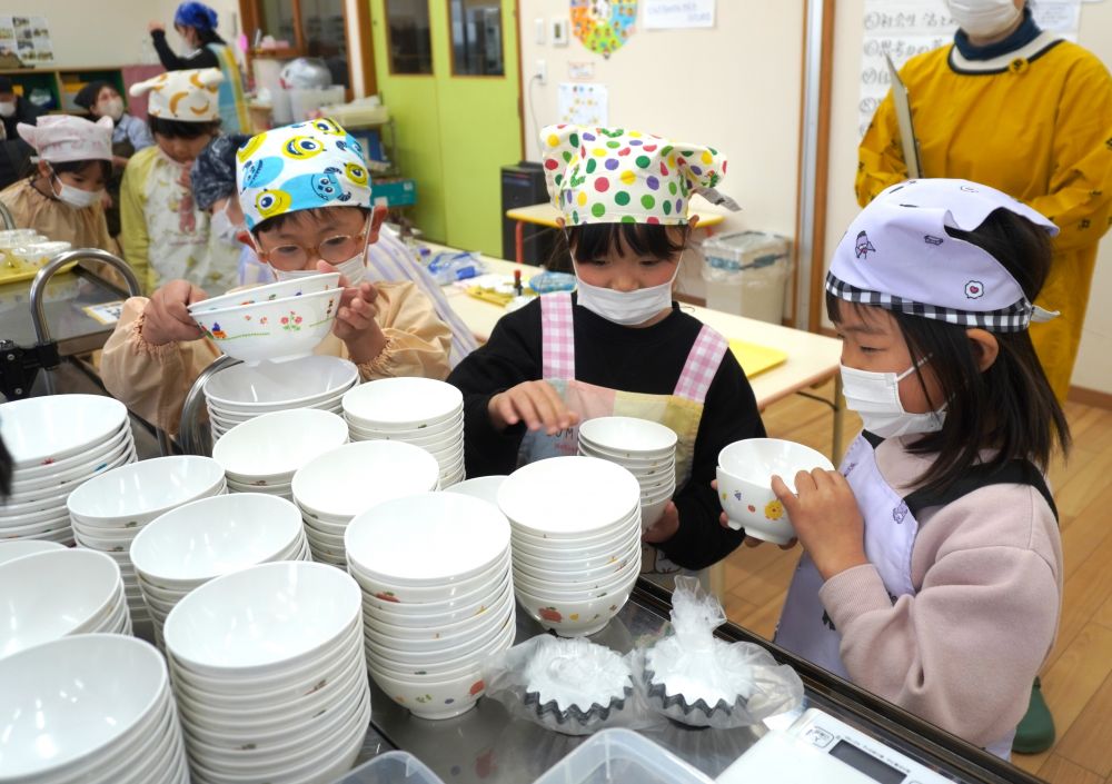 保育参加後に“親子クッキング”を行いました。
園でも人気のおやつ【マドレーヌ】作りに、親子で挑戦です♪
今日はバレンタインと言うこともあり、特別に“ココア味”にしましたよ♡


おうちの人と “楽しく” “おいしい” おやつ作り。
一緒にエプロンに着替えて、いつもと違う雰囲気にドキドキワクワク♡
にこにこ笑顔で、クッキングスタートです!