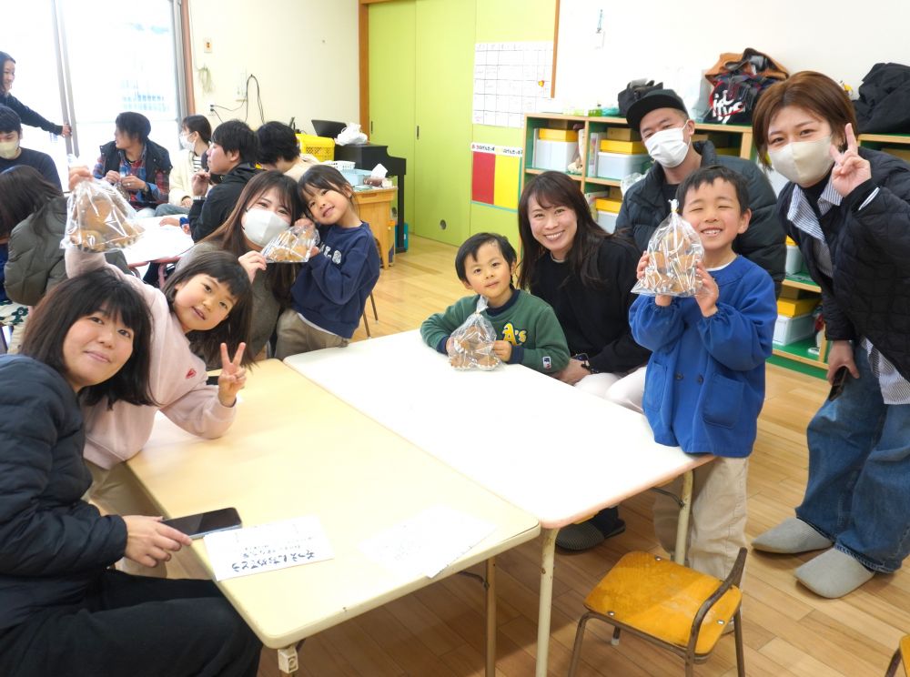 給食室のオーブンで１５分ほど焼いたら完成♪

焼きたてを保育室へ持って行き、持ち帰り用の袋にラッピング♡
詰めながら、「いいにお～い！」「はやくたべたいねぇ」
と、食べるのが待ちきれない様子の子ども達。


持って帰って、今日の話をしながら楽しいおやつタイムを過ごしてもらえたら嬉しいです♡
ココアマドレーヌを食べて、明日のマラソン大会もがんばろう♬