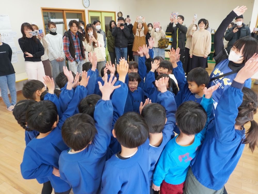 楽しみにしていた保育参加！
家族のみんなが“楽しい！”と思ってもらえるように考えた遊び♡
自分たちで考えた遊びで遊んでもらうことの嬉しさ…　達成感…
この経験が学びや課題に繋がります♡



「びっくりすーぱーらんど開幕ー！！」