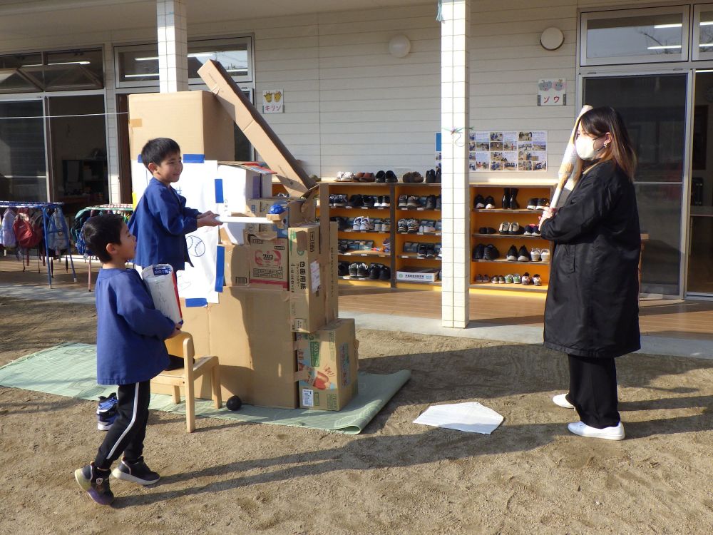 球が飛び出てくる仕組みにこだわった『バッティングセンター』
イメージして…　作って…　やってみて…　改善して…
マシーンの形もどんどん変わったり
体の大きさに合わせたバットを作ったりなど
試行錯誤を重ねて工夫しました♡

お母さんナイスバッティングでした！♡
ホームランを打つお父さんたちもいっぱいいて…
お店側のみんなも大興奮！！