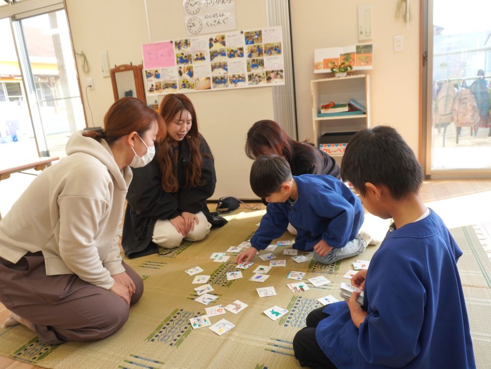 文章も絵も自分たちで考えて作った『かるた』
読み手になったりおうちの人と一緒にやってみたり・・・
手を抜かないおうちの人！本気勝負！！