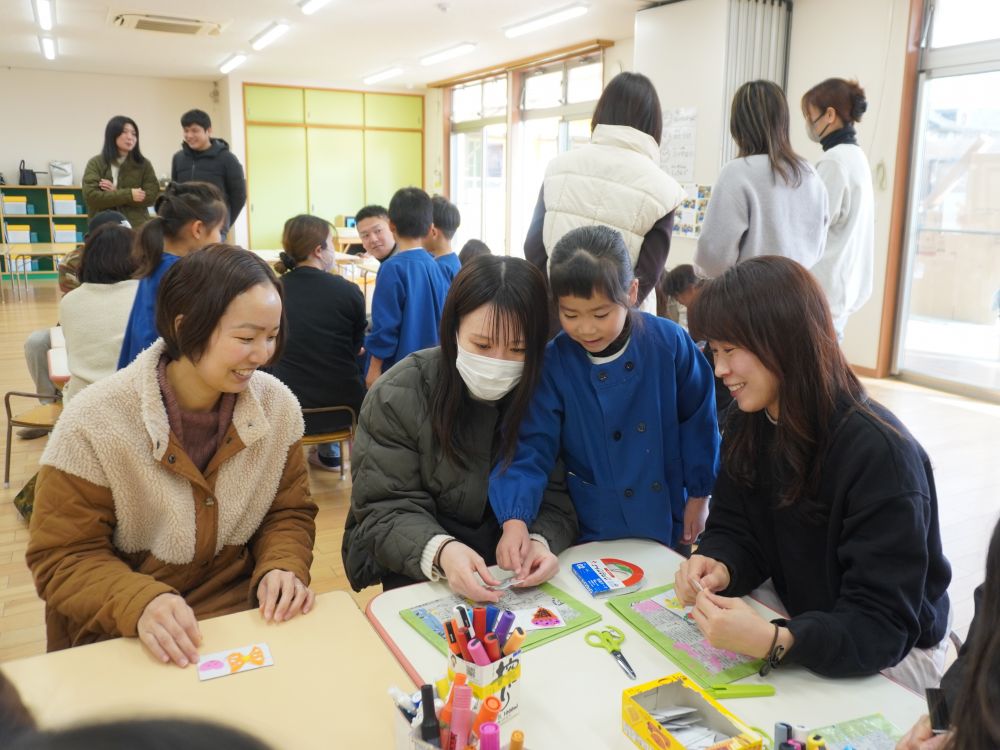 一人ひとりがイメージしたものを出し合いながらチームで共有して協力してきました！
「こんなことまで考えられるんだ！」
「こんなすごい発想や過程を思いつくんだ！」
「文字や絵も上手になってるなあ！」
子どもの成長を改めて感じてもらえたかなと思います♡



作ったシールをあげたり一緒に作ってもらったりした『シール工房』
ボンドやスポンジなどいろいろな素材を使って
はやりのぷくぷくシールを作ってきました！
「へ～ほんとにぷくってなっててかわいいね！」
「ボンドで作ってるんだすごい！」