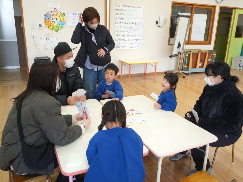 数字を書いてルールも自分たちで考えた『トランプ』
これまた本気勝負です！
終わりが分からなくて最後まで本気で楽しむお家の人♡