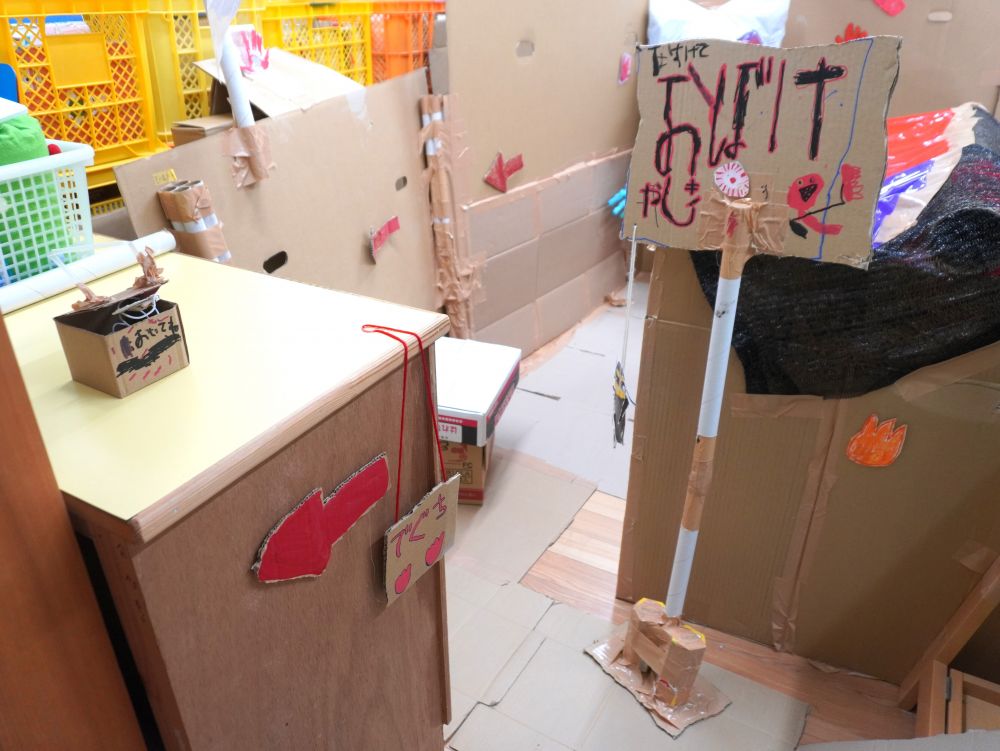 絵本の部屋前面を使った『おばけめいろ』
遊んでもらってる写真を撮りたかったのですが・・・
真っ暗…　上も横も覆われてる…
カメラが追いつきせんでしたのでめいろの一部の写真♡


楽しんだ後のもう一つのお楽しみ…
親子クッキングの様子は食育レポで♪