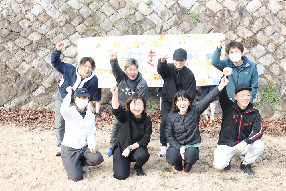 最終的に尾道市上下水道局が管理する「黒崎憩いの遊歩道」の使用許可をいただきました
さらに、アミパラ東尾道店さんに駐車場を貸していただき、スムーズに開催することができました

伴走の保護者も気合い十分、本当に皆様の協力あっての開催です