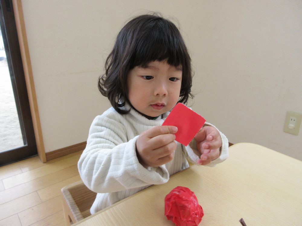 そこで、クマ・ヒヨコ組さんお部屋に
スーパーマーケットを作っちゃうことに！

買ったことあるものや
『たべものずかん』を見ながら
「これ作ろう！！」

両手でぐしゃぐしゃ丸めた新聞紙に
赤のガムテープをペタペタ
コロコロ向きを変えながら
「（新聞紙が見えてるから）ここかくす！」

さて、なにができるのかな？
