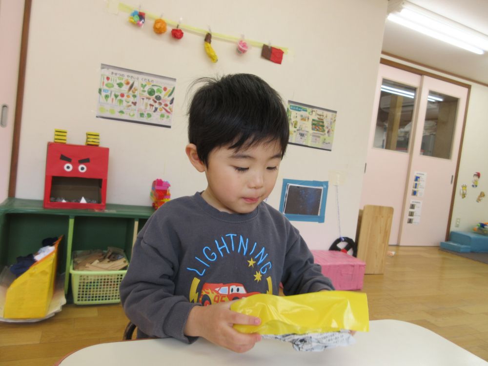 「バナナにする！」
とバナナ作り始めるKくん
バナナは黄色！
新聞紙に黄色のガムテープを貼っていくと
だんだんバナナに見えてくる
思わずにっこり嬉しそう♡

完成したものは壁に飾り
「いっぱいになってきたね！」
と少しずつできていくスーパーマーケットにワクワクしています♡
