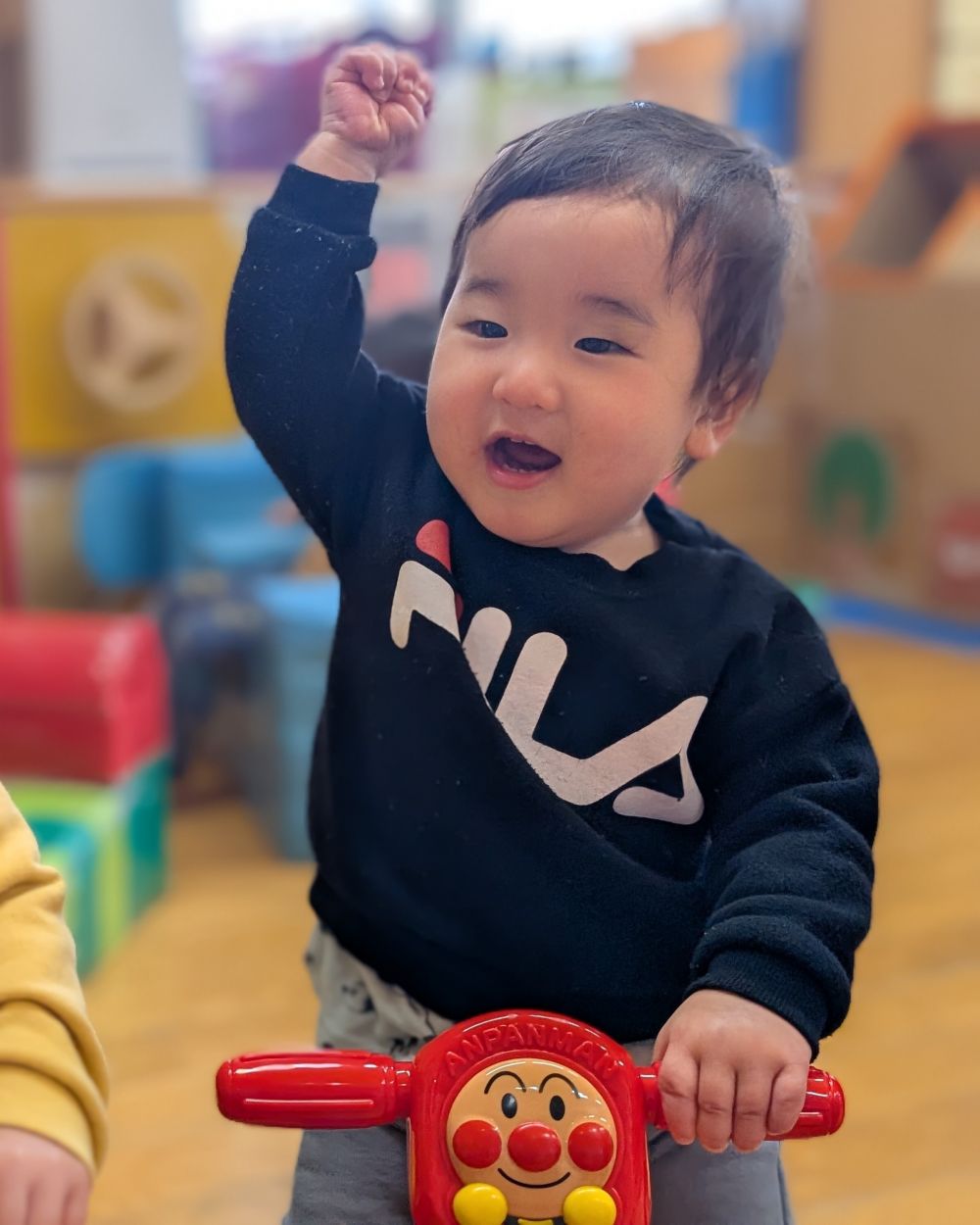 新しいアンパンマンの四輪車のおもちゃがきたよ😊

「しゅっぱ～つ♪」と言うと、”お～！”と
言わんばかりに拳を突き上げていたOくん💕