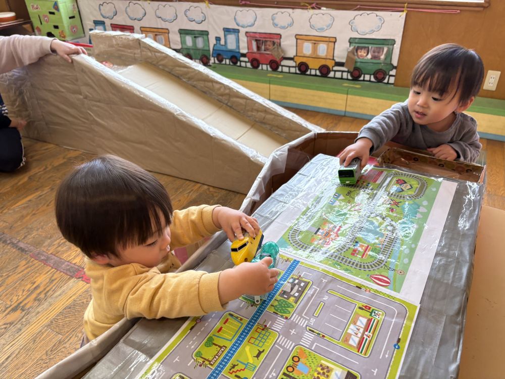 乗り物が好きな２人は、
一目散に新幹線を走らせています！
新幹線を夢中で走らせてるAくん…
友だちも一緒にレッツゴ～
