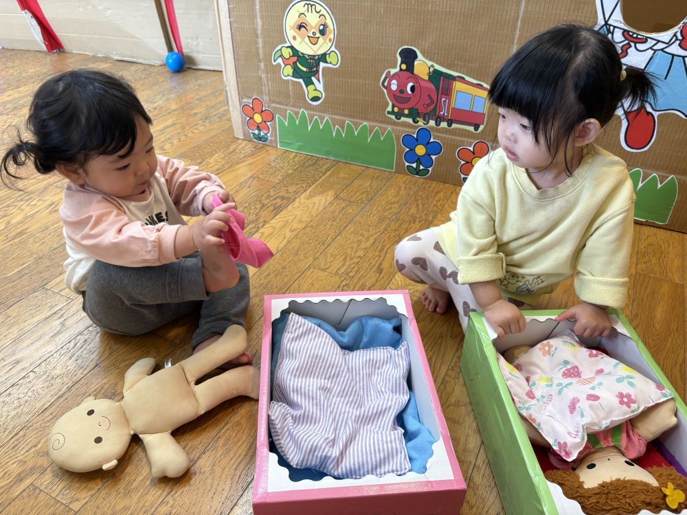 お人形のお世話をしているSちゃん…
最初はお人形にズボンを履かせていたけど
自分も履いてみたくなっちゃったかな～
とっても可愛い姿がみられました💓