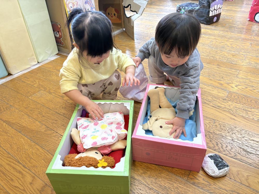 お人形に布団を掛けたり、トントンしたり
お世話がとっても上手なMちゃん…
その楽しそうな様子をみていた友達も
真似っこしていました😄

