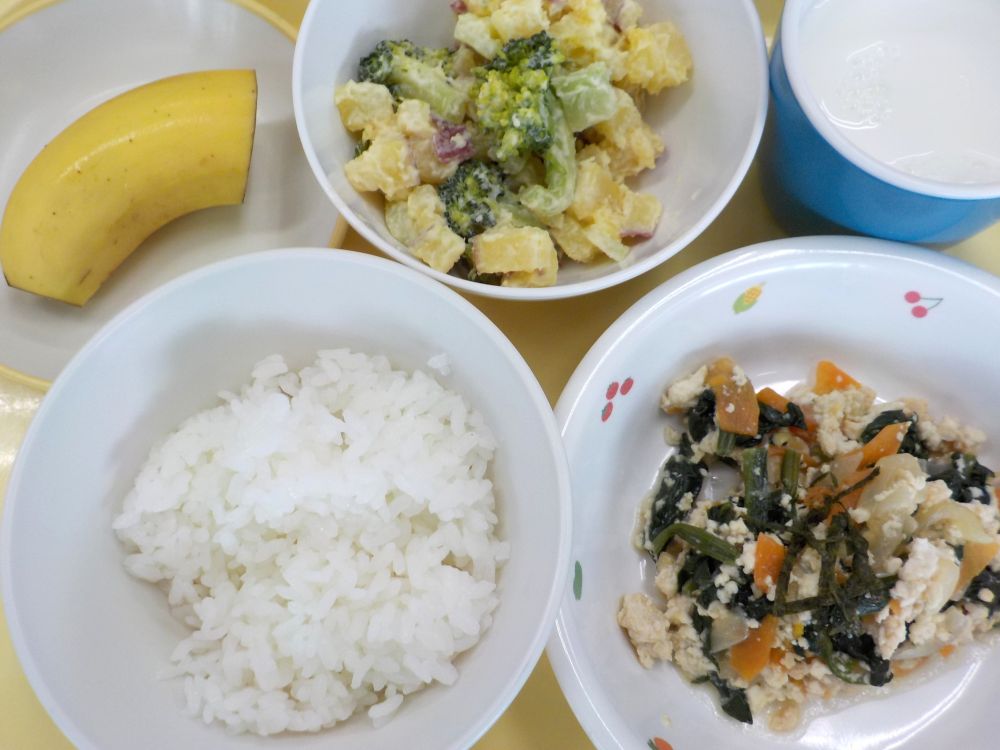 ご飯

韓国風炒り豆腐

さつまいもブロッコリーサラダ

バナナ

牛乳