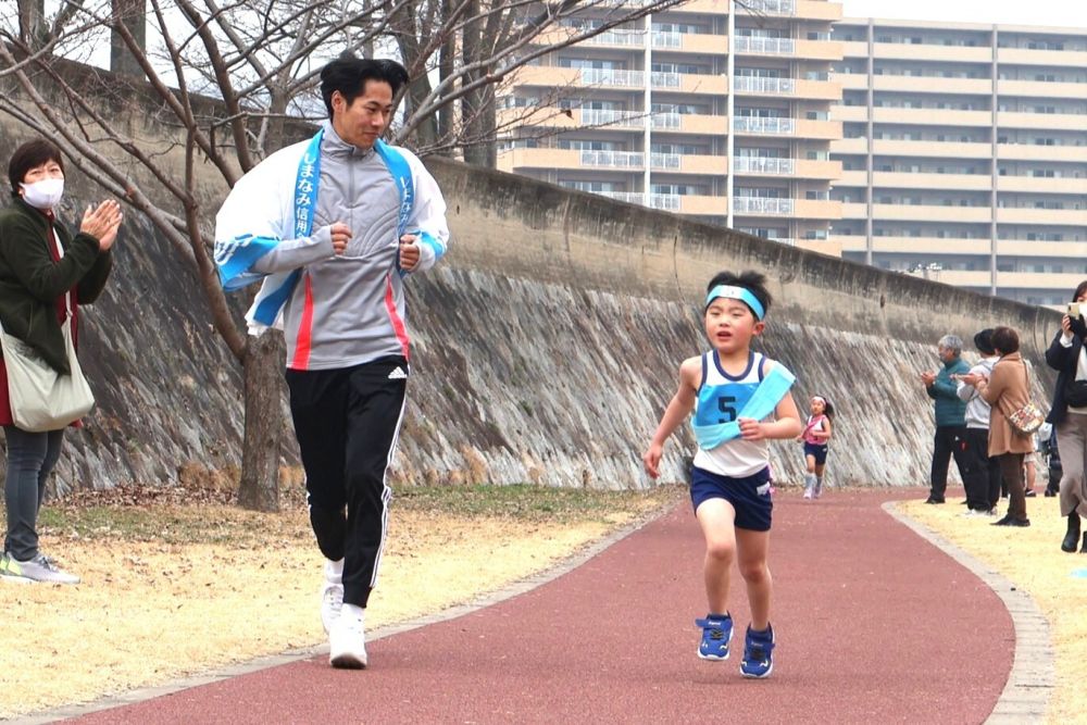 追いついて嬉しい！
こけたけどがんばる！
抜かれて悔しい！

それぞれ思いは違うけど
タスキをつないで
ゴールまで走りきりたい気持ちはみんな同じ


その姿に　「がんばれー！」　と
応援にも力が入ります
