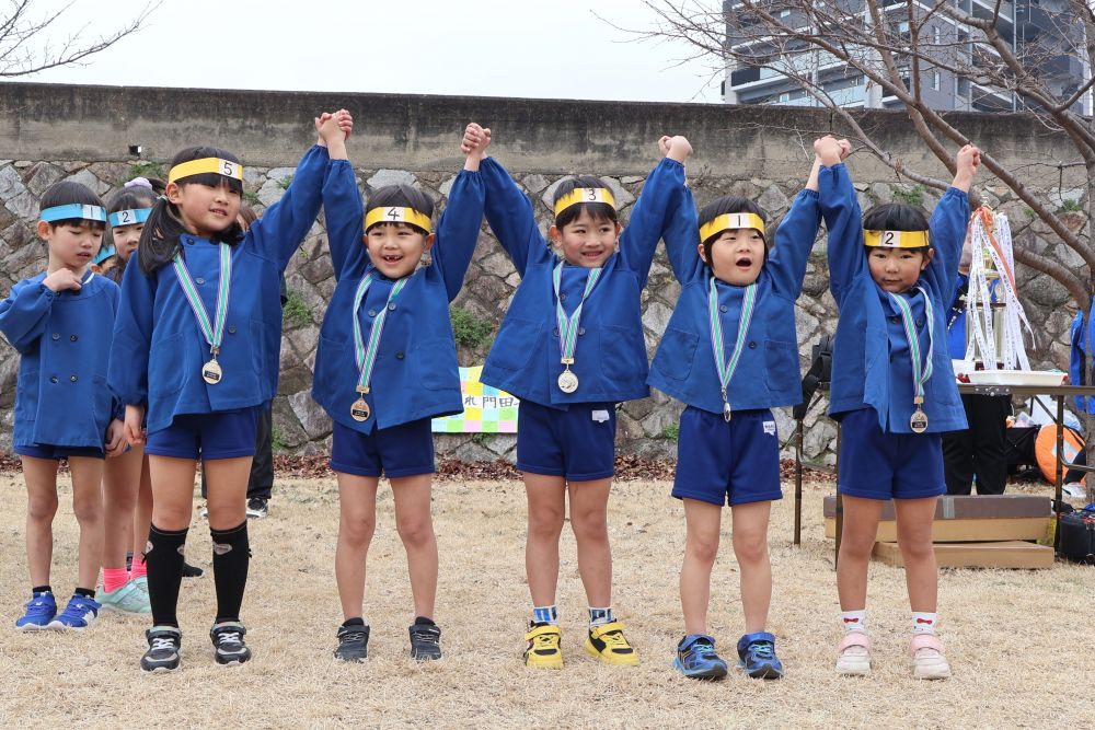 抜かしたり抜かされたりを繰り返しながらも
４チーム全てのタスキが途絶えることなく
最後までつながりました

毎日走り続けたマラソン
マラソン大会が近づくと２周走る日々！

大人でも「しんどいな～」と感じる距離を
「今日も２周走る？」
と楽しみにしている子どもたち

そんな日々の積み重ねで
心も体もたくましくなったキリン組さん
マラソン大会で力を発揮できました！

友達と一緒にタスキをつなぎ
一緒にやり遂げたことで
より一層、子どもたちの絆が深まったように感じます✨
