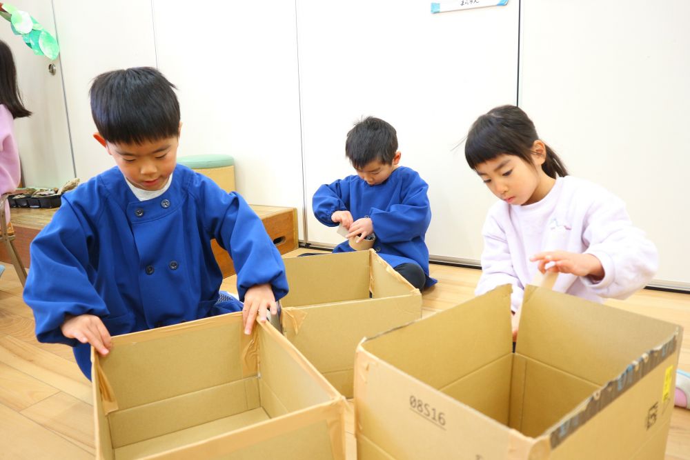 友達と遊びを広げていく中で
思いを伝え合いながら遊びを広げていく・・
その中で色々な気持ちを経験し、葛藤もしています


お店屋さんごっこにお客さんを招待するため
3つのお店屋さんに分かれて準備中★

『けりけりせんたー』
サッカーや体を動かして遊ぶことが好きなグループ☆

　「”サッカー”を活かしてゲームができる所を作りたい！」
　「サッカーは蹴るから蹴ってできるゲーム何かできないかな？」

思いがぶつかる事もありながら
「いいね！」と共感したり
「〇〇は、こうしてみたいな」と自分の思いを伝えながら
お店屋さんについて話し合う姿

まずは
「ゴールを作りたい！」
何で、どうやって作るかみんなでアイディアを出し合いながら形にしていく

その中でガムテープの切り方、貼り方など
コツを教え合う姿も
