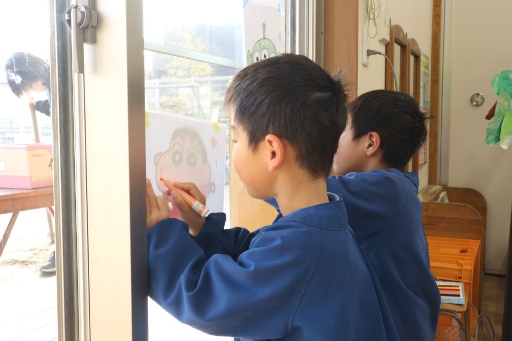 ”イラストを見て描く”
”窓に透かして下絵を写して絵を描く”

「それ(透写)なら、描けそう！」
「写して描かなくても、自分で頑張って見て描いてみたい！」

それぞれ苦手なこと、得意なこともありながら
”どうしたら自分でもできるかな”と自分にあった解決方法をみつけ
やってみる姿があります

