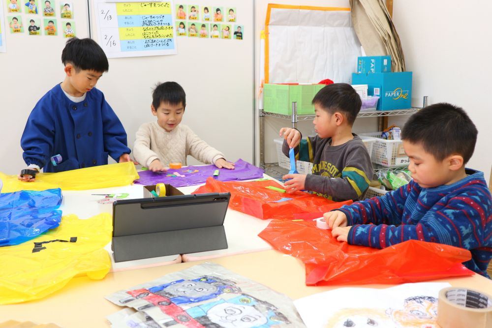 「サッカーってユニフォームきてるよね！」
「みんなで選手みたいになってしよう」
「なんかかっこいいね☆」
なりきって店員さんをしたいみんな♡

「サッカーとか野球とかのユニフォームなんか数字あるよね」
「数字分からないから教えて！」
「サンフレのひがしくん好きだから24ってしようかな」
「5歳だから5ってした」
色々な思いを込めてユニフォームづくり♡