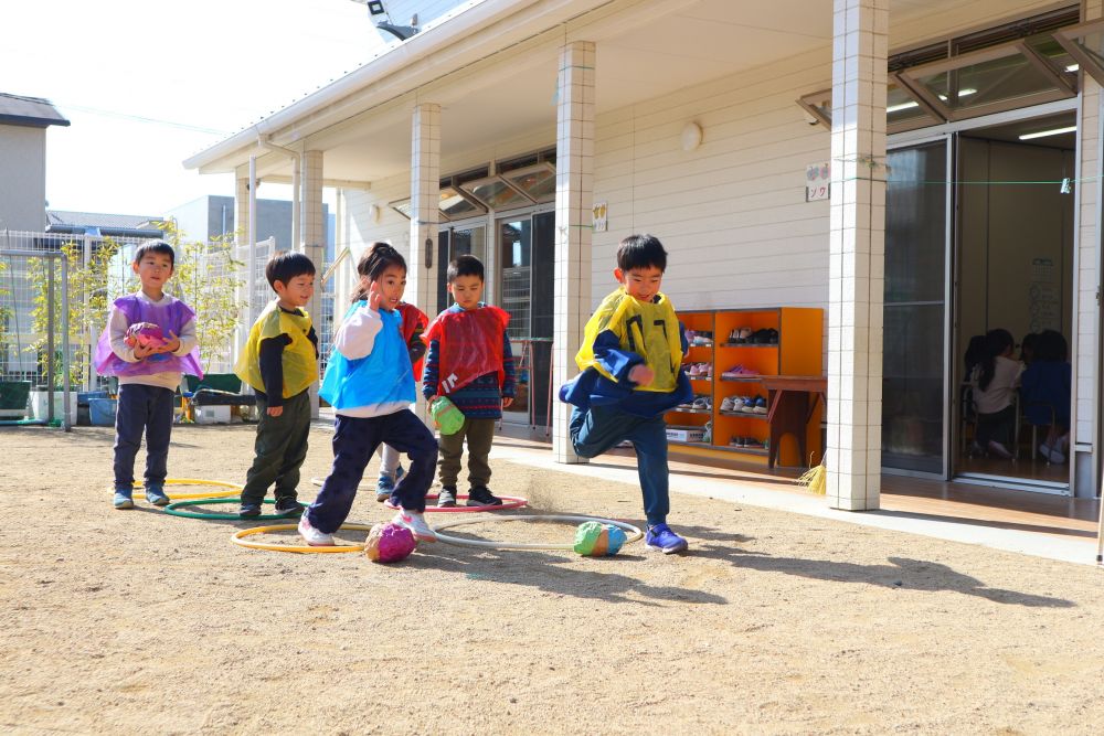 
遊ぶ所が形になってくると・・
「試してみたい！」
「これで遊べるかやってみよう！」
まずは自分たちで遊びを楽しみ
その中で　”もっとこうした方がいいかも”　にも気付く

「めっちゃ楽しいじゃん！！」
「もっとやりたい！！」
達成感を感じながらいきいきした姿が輝く
