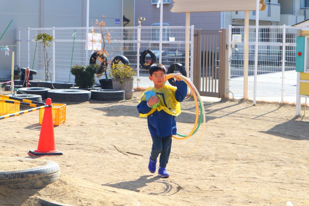 「店員さんも誰かやらんと・・分からんくない？」
「僕が、店員やってあげる」
進んで声を出してくれたHくん

みんなが何に使うんだろう・・？と見守る中・・
「並ぶところ分かるようにこれ使おうや」
みんなで相談するために考えてもってくるHくん

「いいかもね！」
「どうやって並べる？」
友達の意見にも寄り添う姿大切にしたいです♡
