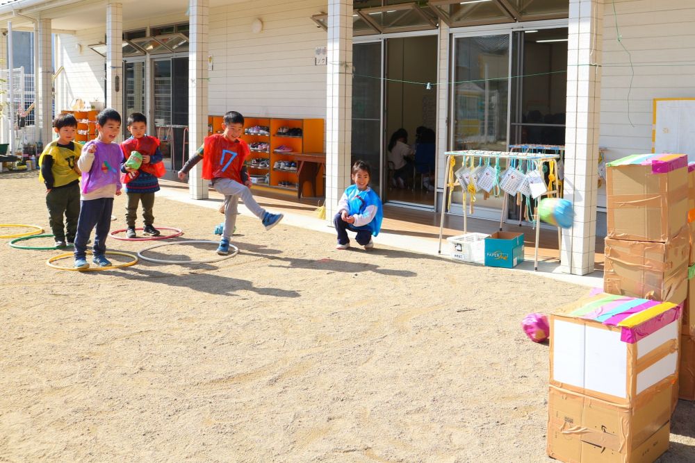 「Iも店員さんやるわ！」
「Ｙくんもこの後するね！」
友達の姿を見て声を掛け合う

順番に”店員さん”　”お客さん”になって
改善すること、よかったことを日々見つけ、共有しながら
お店屋さんごっこに向けて準備中です♡