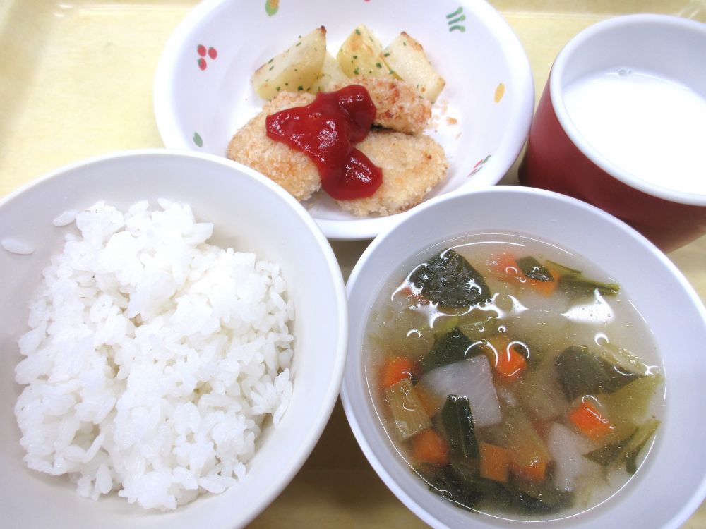 ご飯

チキンナゲット

焼ポテト

かぶのコンソメスープ

牛乳