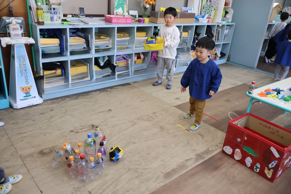 １月の下旬から続けてきた協同遊び。
今日はリス・クマヒヨコ組さんを招待してゲーム屋さんオープンです♫

お客さんに、投げる場所を教えてあげ、ボールを一つずつ手渡し。
投げ終わるまで見守ってます。

キリン組さんにアドバイスしてもらって、投げる場所にはクラスカラーのテープを貼り、ボールも一人分をカゴに入れておくことでスムーズに案内出来ていました。