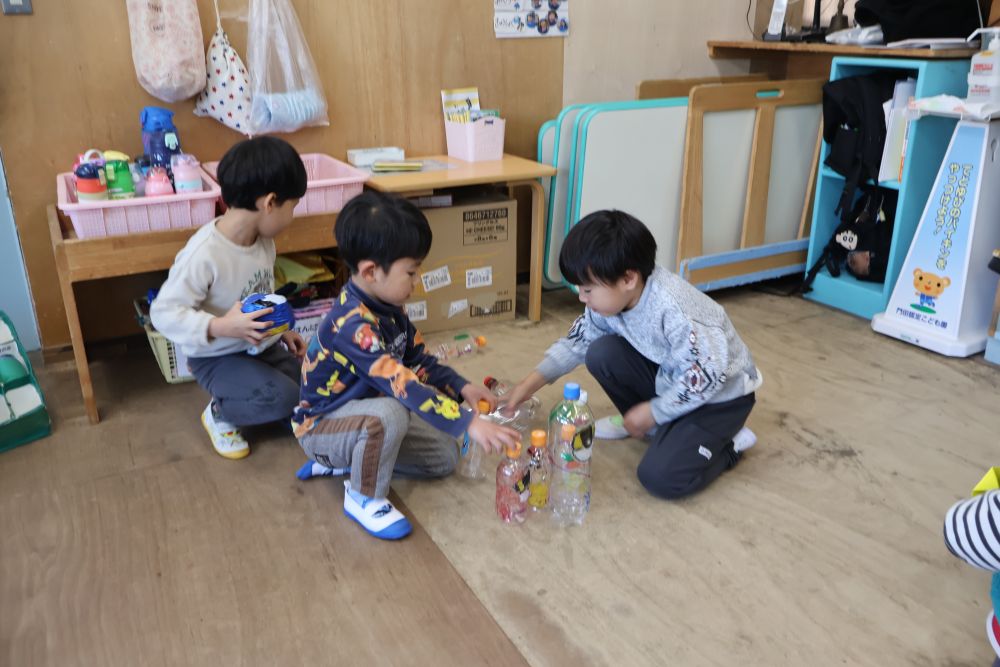 ボーリングで一番忙しいのは倒れたピンを並べなおす事。
（振り返りでも大変だったと話していました）

１人より２人。２人より３人。
みんなで協力して進めます！！