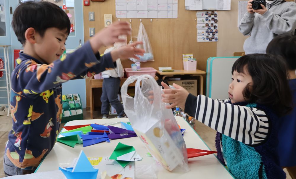 ゲームを楽しんだ後は景品選び。飛行機にカエル、ねこ、さかな…
折り紙で一生懸命作った景品たち。

「ストライクがでたらあぜる」とM君が作っていた【お相撲セット】
ＧＥＴしたのは見事ストライクを出したヒヨコ組のI君。

順番待ちの列が出来るほど、大盛況のボーリング屋さんでした。




