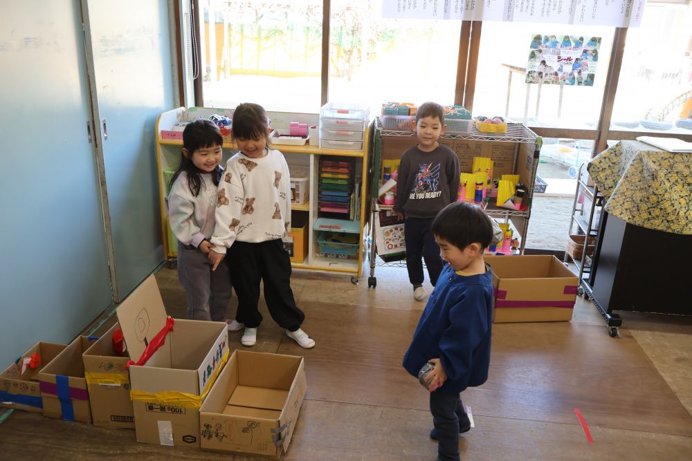 遊びに来てくれたクマ組さんに
「ここが当たりの箱だよ」
と教えてくれるRちゃん。

クラスに合わせて投げるラインを決めてはいるけど、
難しそうにしている子がいると
「ここからなげていいよ」
と前に誘ってあげる姿も見られました。