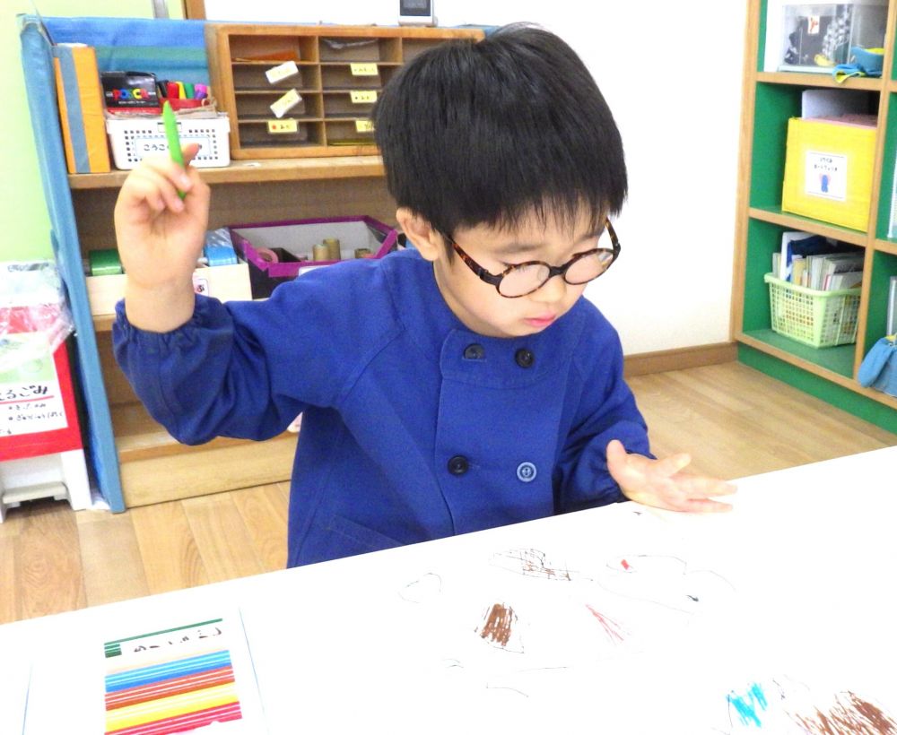 日々の遊びの経験を活かし、やってみたいと想像していることを形に・・・
お客さんに楽しんでもらえるよう準備中★

このグループのお店屋さんは
『げーむころころせんたー』
廃材で自分の武器を作り、たたかいごっこをすることが好きなグループ☆

武器で敵を倒す（的当て）ゲームを作りたいなと話になり・・・
「じゃあ敵作ろう！」
「敵を倒す武器もいるじゃん！」
「何から作る？」

自分が思ったことや考えたことをチームで話し共有し、まずは敵から作ることに！
敵は敵でも自分の好きなキャラクターや生き物を写真を見たり・・・
想像したり・・・集中し描いていきます