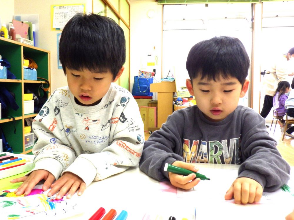 自分の想像している絵に近づけようと真剣に描いていると・・・
「ちっちゃくなっちゃった」
「表も裏にも描いちゃった」
完成した絵を俯瞰してみたり、友達と見せ合ったりすると、気づきがいっぱい！
次はどの大きさで、どのペンで描こうか考えて試していきます