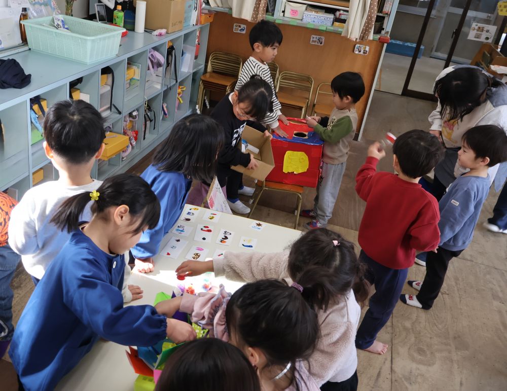 くじを入れる箱作りから始まくじ引き屋さん。
箱の次は何がいる？その都度グループで話をしながら進めてきました。
くじを作って、景品作り。

引いたくじの色によって景品が決まっていて、
何が当たるかはくじを引いてからのお楽しみ💖
