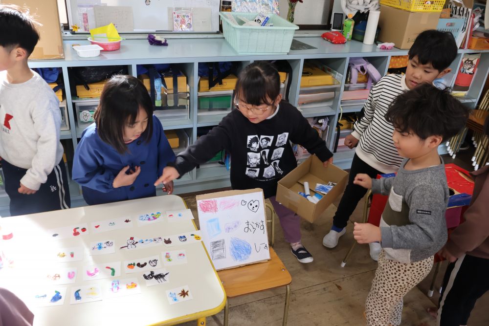 お客さんが引いたくじの色を見て
「○色はマラカスね」
「これはシール」と色を見て、景品係の友達に伝えるHちゃん。
テキパキと働く姿に新たな一面を発見できて、嬉しく感じました。