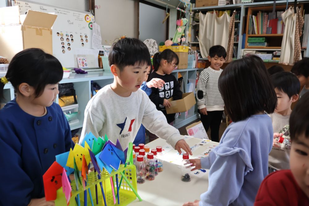 シールにマラカス、ねこちゃんいぬちゃんステッキ。
みんなで協力して作ったたくさんの景品。

手にした景品を嬉しそうに見せ合っているリス組さん。
忙しかったけど、お客さんがたくさん来てくれて嬉しかったゾウ組さんでした。

