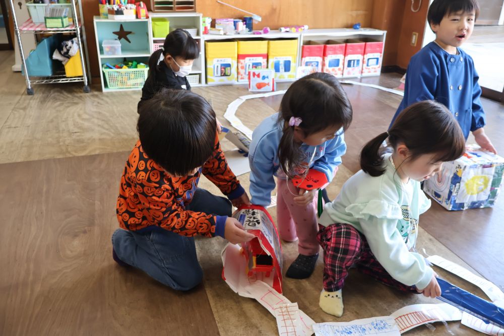 途中、トンネルに引っかかって出られなくなった電車を救出。
「あ、あそこ壊れとる」
と外れてしまった線路やつぶれたトンネルを直してくれていたA君。

みんなが楽しく遊べるように、修繕したり声を掛けたり・・・
考えながら動く姿がたくさん見られました。

