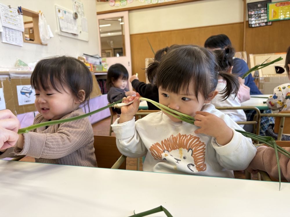 今月の食材は
｢ねぎ｣と｢わけぎ｣
子ども達は思い思いにちぎったり
振ってみたり・・・
Nちゃんは、
「どんな匂いかな～？」と聞くと
匂いを嗅いでいました😋