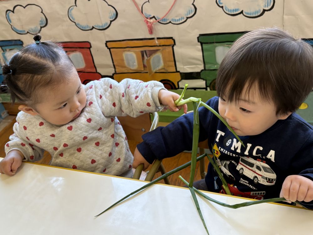 Kちゃんは、
自分で匂いを嗅いだ後
友達にも・・・
友達と一緒が嬉しいね💕