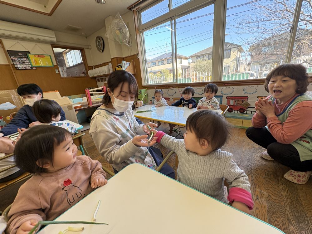 最後は給食先生にわけぎを
『はい！どーぞ！』とするRくん♪

今日のおやつで、わけぎ焼きを食べたよ～
みんなペロリと食べました♪





