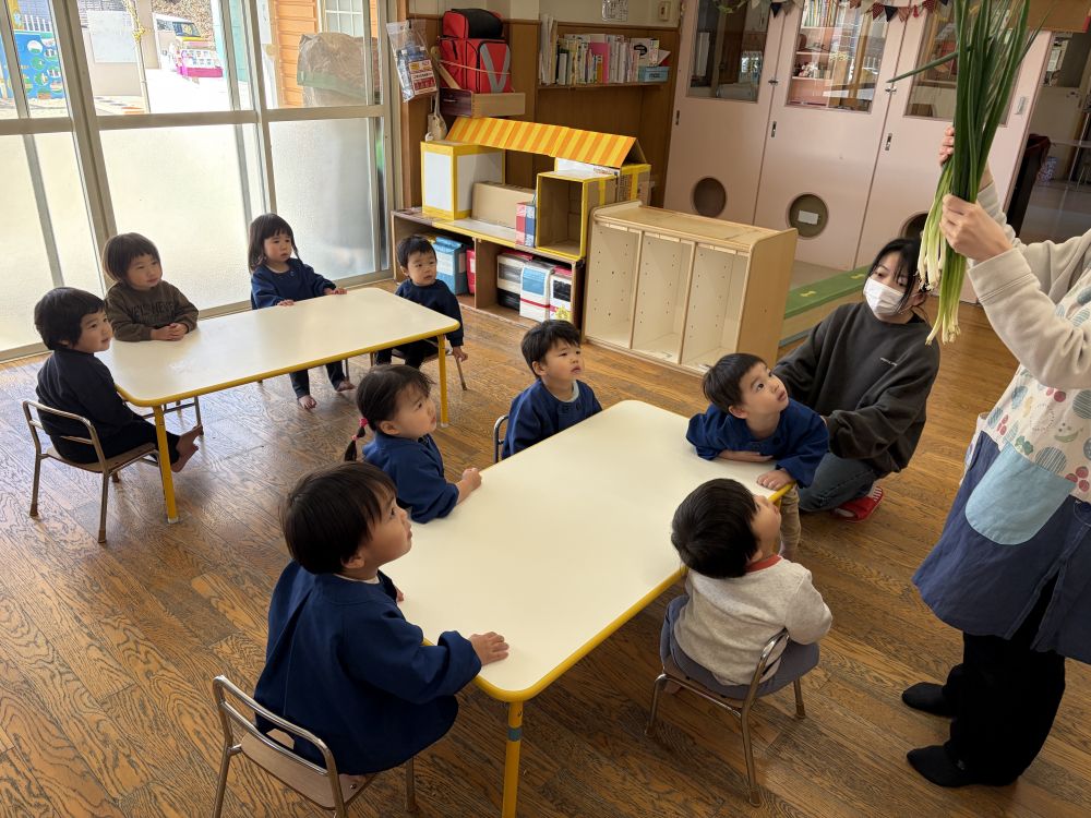 食育の日
給食先生が「ねぎとわけぎ」を
みせてくれたよ。
みんな真剣に話を聞いてました。