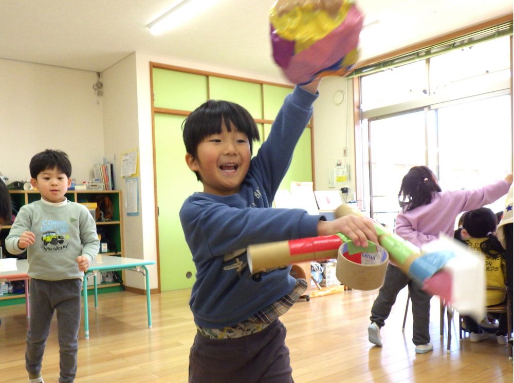 自分たちが作ったゲームを試してみると！

「Hくんが作った武器で倒れたよー！」
「この鉄砲に大きいボール入れたらいっぱい倒れた！」
一から作ったゲームを体験することで
達成感を感じたり、楽しさを感じたり
さらによりお客さんに楽しんでもらうためにどう改善していくのか考えるきっかけになったり・・・

その後はお客さんとお店屋さんに分かれてどの役割が必要なのか
どの立ち位置からゲームをするのか相談し考えています！

げーむころころせんたー開店まで準備中です☆