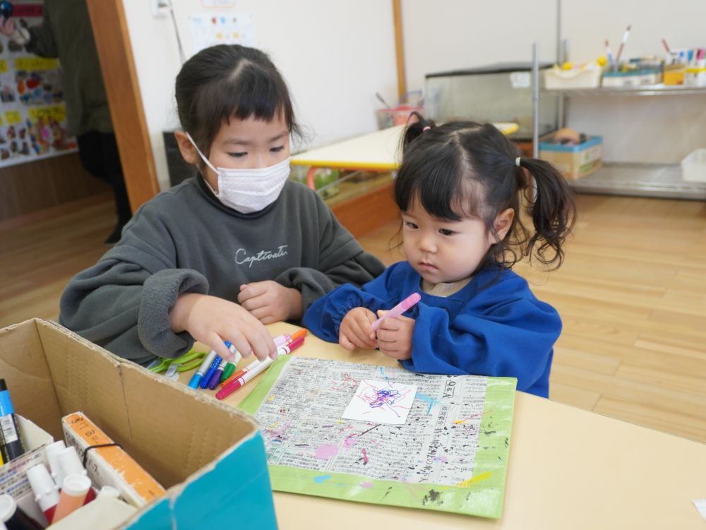 「絵描いてみる？」
「…」
ペンを渡してあげると手を動かし始めた！
ホッと安心なSちゃんとまだドキドキなMちゃん♡