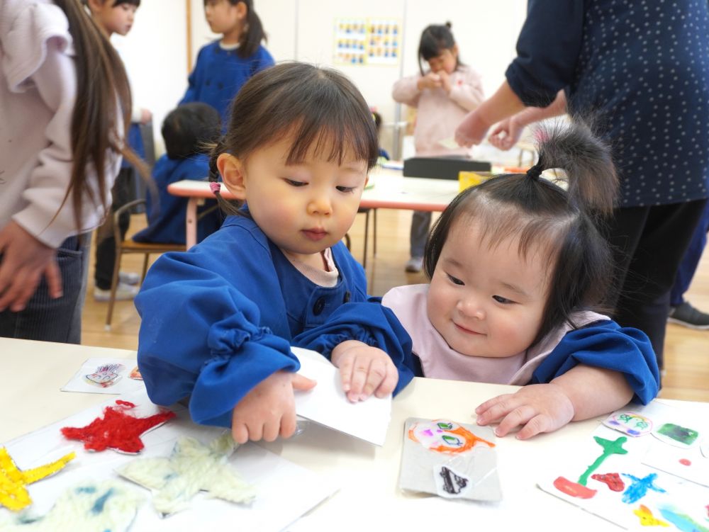 シールに興味津々なウサギ組さん♡
見たり触ったりして楽しんでいました！